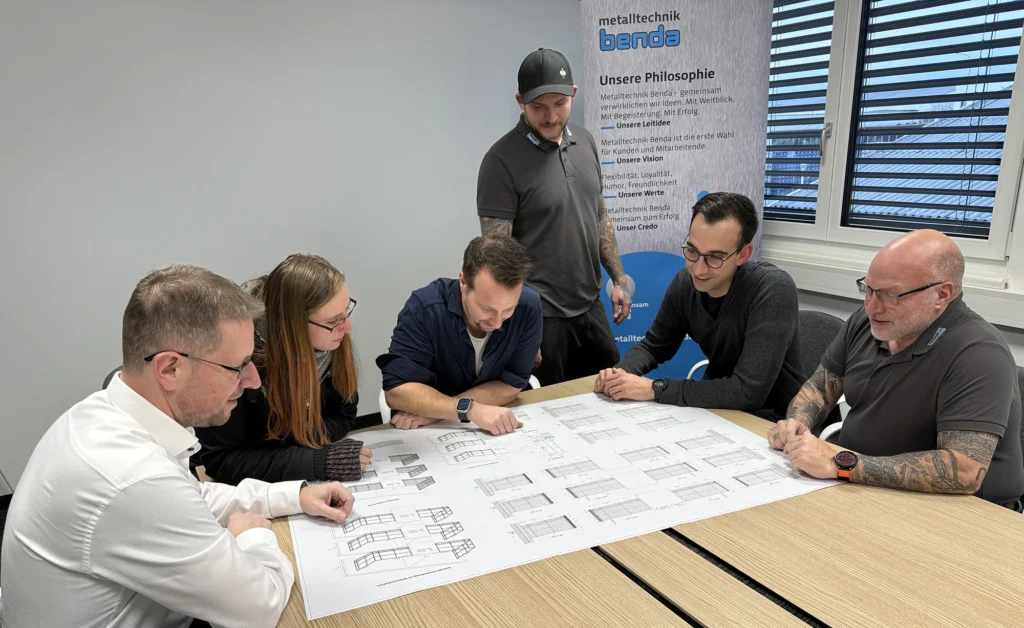 Teamfoto bei Planung am Besprechungstisch